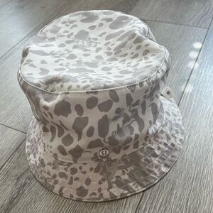 Reversible bucket hat